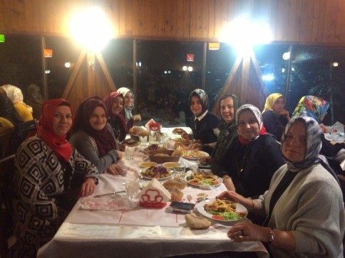 Akyazı Ak Parti Kadın Kollarına Teşekkür Yemeği